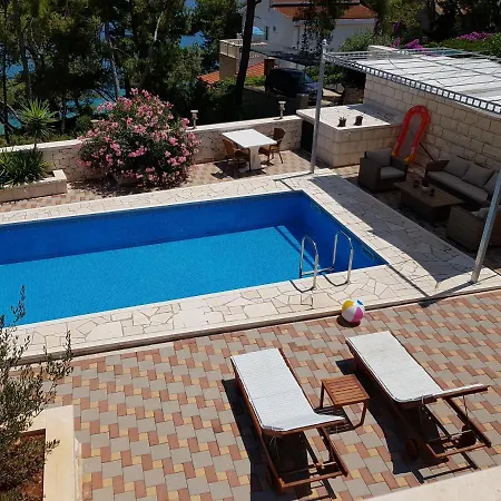 Sandra Villa Lumbarda