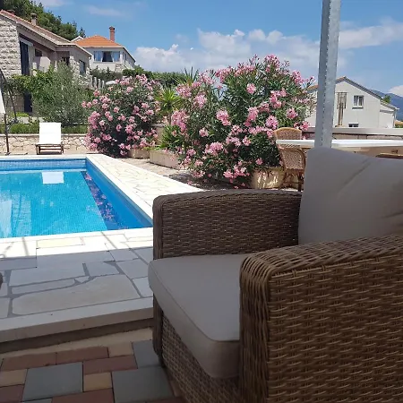 Sandra Villa Lumbarda