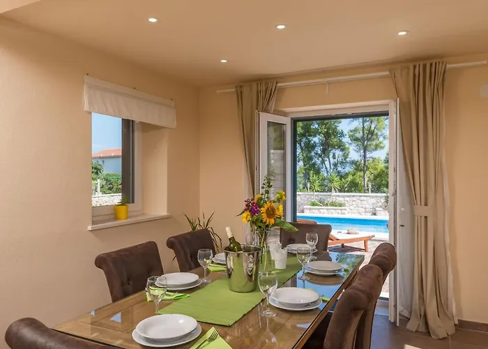 Sandra Villa Lumbarda