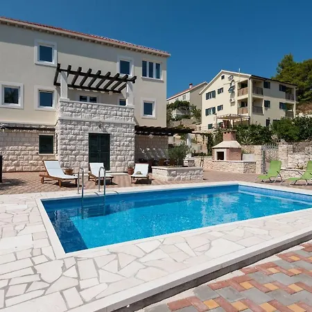 Vila Sandra *