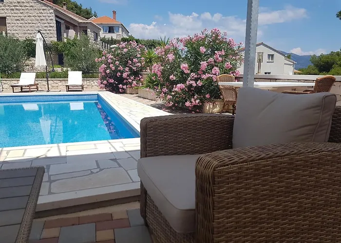 Sandra Villa Lumbarda